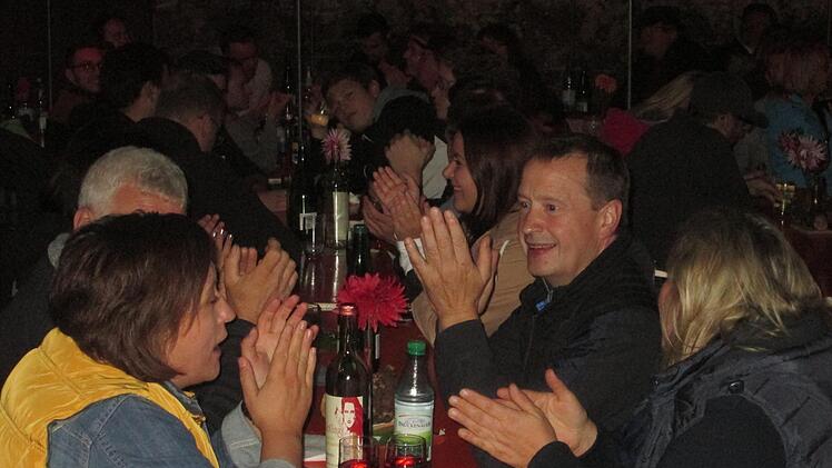 Bei Wein und Musik widerstanden die Besucher den kühlen Abendtemperaturen.