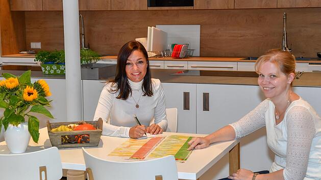 Eva Kaufmann und Lena K&ouml;hler sind Fachlehrerinnen f&uuml;r Ern&auml;hrung und Versorgung an der Berufsfachschule f&uuml;r Ern&auml;hrung und Versorgung der Erzdi&ouml;zese Bamberg, deren Sch&uuml;ler nach Abschluss der Ausbildung in Kantinen, Gro&szlig;k&uuml;chen, in privaten Haushalten oder bei ambulanten Diensten arbeiten k&ouml;nnen. "Bei uns steht Vorratshaltung auf dem Lehrplan", erkl&auml;rt K&ouml;hler.  Mit ein paar  Tricks k&ouml;nne jeder Lebensmittelverschwendung vermeiden: Ronald Rinklef
