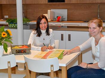 Eva Kaufmann und Lena Köhler sind Fachlehrerinnen für Ernährung und Versorgung an der Berufsfachschule für Ernährung und Versorgung der Erzdiözese Bamberg, deren Schüler nach Abschluss der Ausbildung in Kantinen, Großküchen, in privaten Haushalten oder bei ambulanten Diensten arbeiten können. "Bei uns steht Vorratshaltung auf dem Lehrplan", erklärt Köhler.  Mit ein paar  Tricks könne jeder Lebensmittelverschwendung vermeiden: Ronald Rinklef