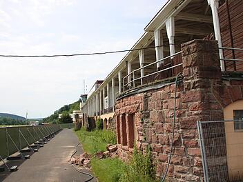 Das Turniergebäude  in der Au ist mit seiner von Säulen getragenen Tribüne eines der prägenden Bauwerke der Kurstadt und auch Ort des historischen Reitturniers, das anlässlich des Rakoczy-Festes stattfindet.