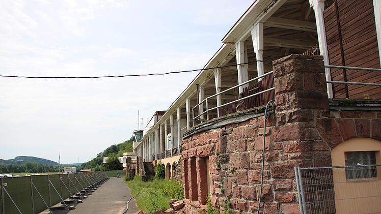 Das Turniergebäude  in der Au ist mit seiner von Säulen getragenen Tribüne eines der prägenden Bauwerke der Kurstadt und auch Ort des historischen Reitturniers, das anlässlich des Rakoczy-Festes stattfindet.