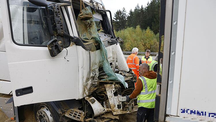 Stau auf A6 bei N&uuml;rnberg: Unfall mit drei Lastwagen