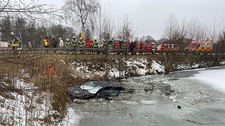 Auto stürzt in Teich: Fahrer rettet sich aufs Fahrzeugdach