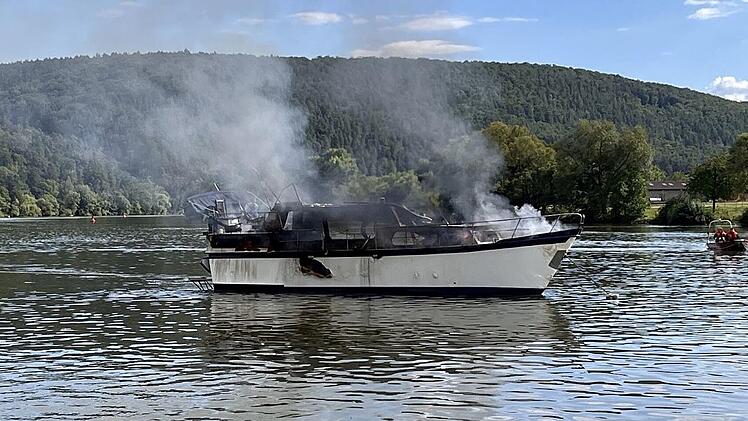 Lohr am Main: Motoryacht geht in Flammen auf - Besatzung muss evakuiert werden