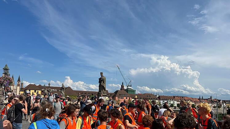 Letzte Generation startet Bayernweite Protestmarschaktion in Würzburg: