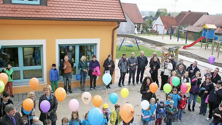 Mit einem bunten Fest wurde der Neubau der Gremsdorfer Kinderkrippe eingeweiht. Fotos: Evi Seeger