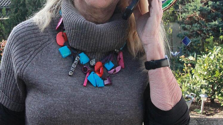 Anita Kopp hat ein Klapphandy von Samsung. Es ist kein Smartphone.