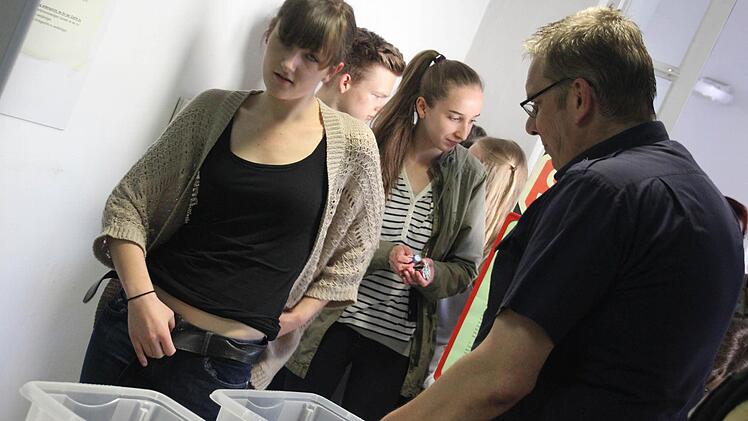 Die Schüler erfahren, dass in Gürteln Messer versteckt sein könnten. Foto: Marco Meißner