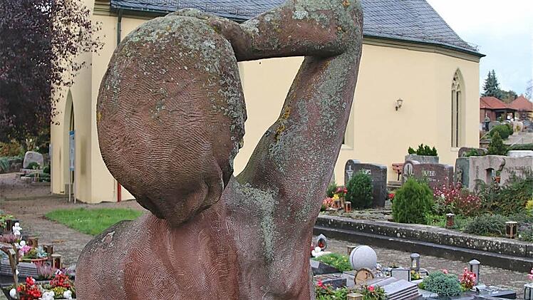 Der Obst- und Gartenbauverein nahm Verschönerungsmaßnahmen inklusive neuer Rabatten vor.  Foto: Schaar