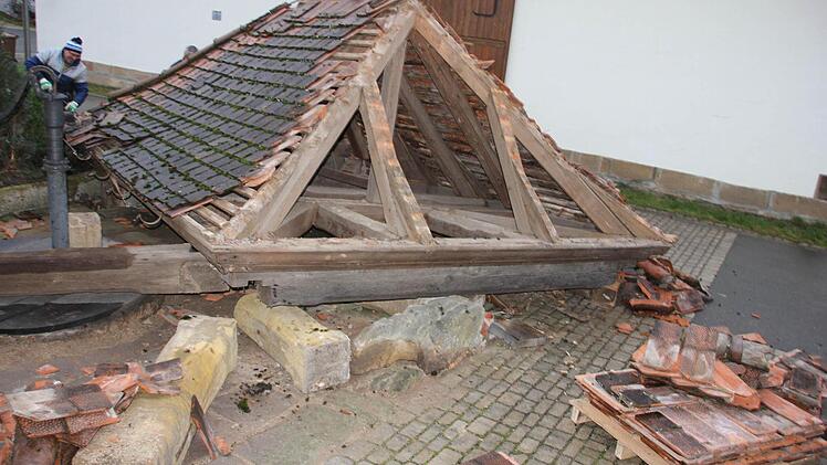 Ortssprecher Norbert Lohneiß (links) legte mit mehreren Helfer sogleich Hand, um den Rest des Daches abzudecken und die Holzbalken einzulagern.