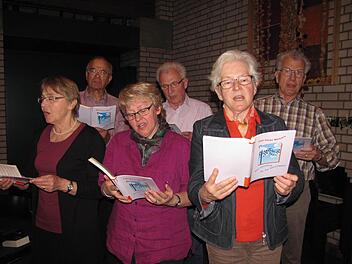 Die Jubilare des Singkreises St. Lukas im Jahr des 40-jährigen Bestehens: die Herren (hinten von links) Gerhard Korn sowie die Brüder Burkard und Reiner Wisch, die Damen (vorne von links) Christine Rudloff, Carolin Betz und Roswitha Wisch. Foto: Martin Koch