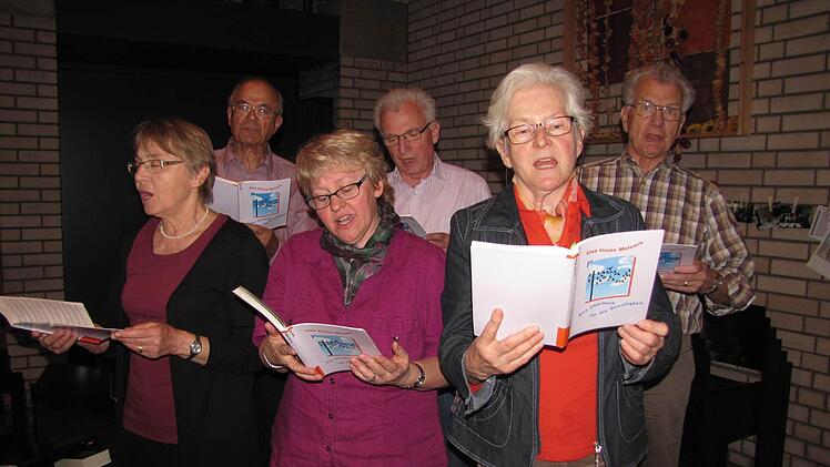 Die Jubilare des Singkreises St. Lukas im Jahr des 40-jährigen Bestehens: die Herren (hinten von links) Gerhard Korn sowie die Brüder Burkard und Reiner Wisch, die Damen (vorne von links) Christine Rudloff, Carolin Betz und Roswitha Wisch. Foto: Martin Koch
