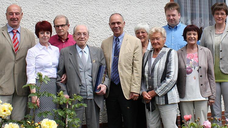 Zahlreiche Gratulanten beglückwünschten Leopold Wald zum 96. Geburtstag, an der Spitze Bürgermeister Franz Uome (5. v. l.)