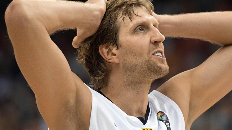 Deutschlands Dirk Nowitzki fasst sich ob der Leistung seines Teams gegen die Türkei an den Kopf. Foto: Lukas Schulze/dpa