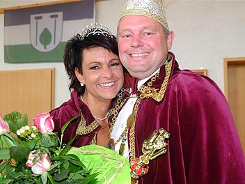 Prinz Michael II. "von Farben und Lacke" und Prinzessin Carmen I. "von der zirpenden Locke" sind im realen Leben schon längst ein Paar, nämlich das Ehepaar Schühler. Foto: Gerd Schaar