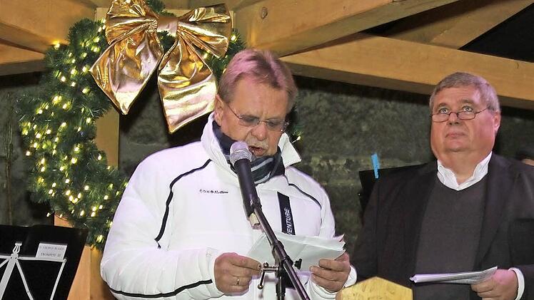 Bürgermeister Wolfgang Beiergrößlein (li.) und Paul Schnell, Vorsitzender des Vereins "Kronacherleben", eröffneten den Weihnachtsmarkt.