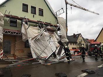 Starke Windböen lassen Gerüst in Mittelfraken teilweise einstürzen Foto: News5/Schmelzer