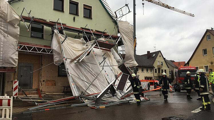 Starke Windböen lassen Gerüst in Mittelfraken teilweise einstürzen Foto: News5/Schmelzer