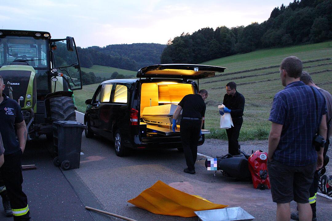 Mit Traktor kollidiert: Motorradfahrer stirbt im Gemeindebereich Engelthal