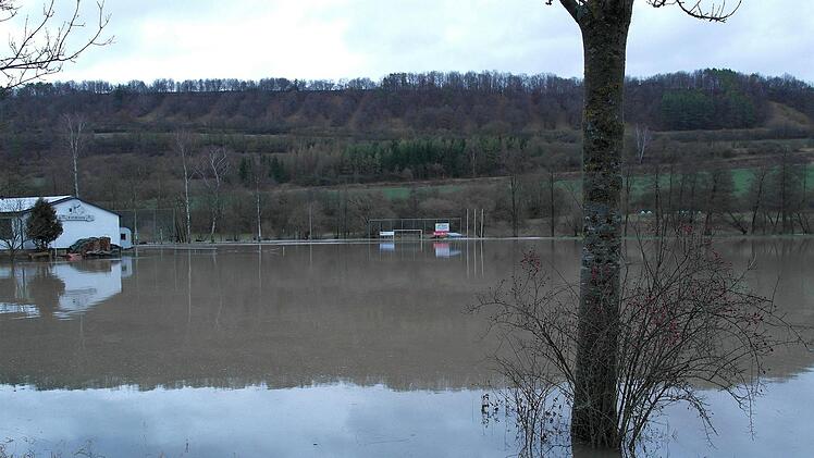 Der Klassiker unter den Hochwasser-Fotos im Landkreis Kulmbach: Das Sportgelände des TSV Ködnitz.Peter Müller