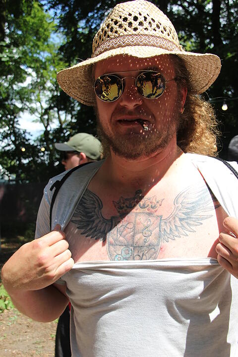 Zu einem Rockfestival gehören natürlich auch Tattoos