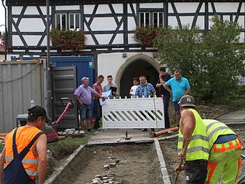 In der Stettfelder Hauptstraße werden nun Gehwege, Einfahrten sowie Rand- und Grünflächen vor Privatgrundstücken gestaltet.G. Geiling
