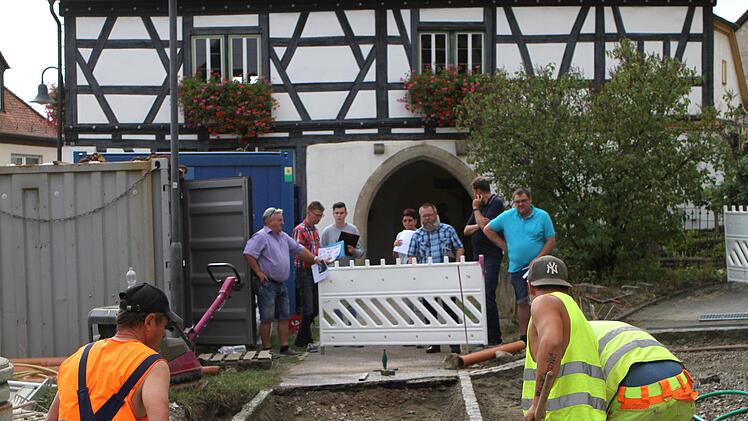 In der Stettfelder Hauptstraße werden nun Gehwege, Einfahrten sowie Rand- und Grünflächen vor Privatgrundstücken gestaltet.G. Geiling