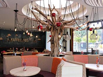 Harmonische Farben und bequeme Sitzgruppen zeichnen das Kaffeehaus Burkard aus.   Fotos: Evi Seeger