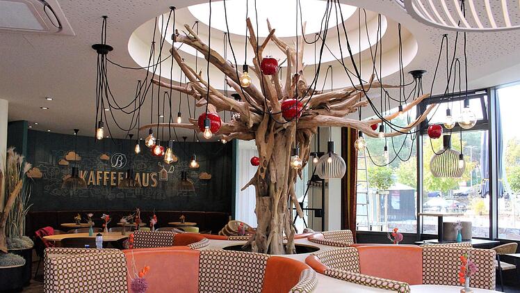 Harmonische Farben und bequeme Sitzgruppen zeichnen das Kaffeehaus Burkard aus.   Fotos: Evi Seeger