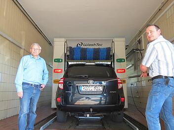Inhaber Karl-Heinz Beisel und Jan Schlorke präsentieren die neue Waschanlage. Doris Bauer