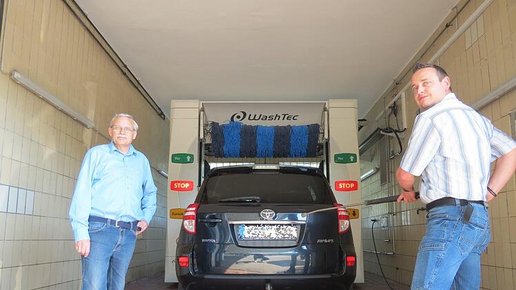 Inhaber Karl-Heinz Beisel und Jan Schlorke präsentieren die neue Waschanlage. Doris Bauer