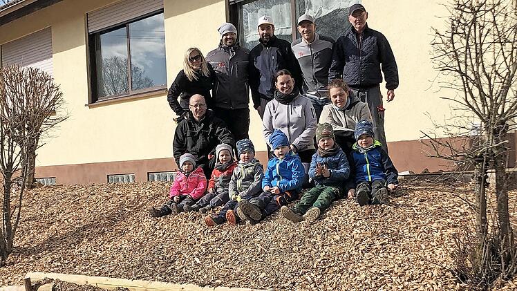 Etliche Kubikmeter Hackschnitzel haben große und kleine Helfer rund um das Sportheim in Poppenroth verteilt.