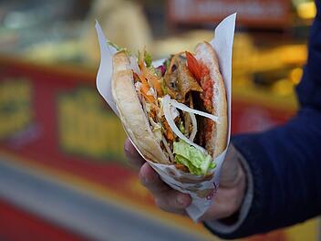 Der Döner, das Fladenbrot mit Gemüse und Fleisch, ist ein sehr beliebtes Fastfood in Deutschland.