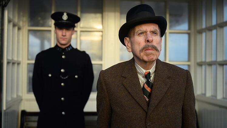 Ediths tyrannischer Vater Edward (Timothy Spall, rechts) ist &uuml;ber die "kleinen, schmutzigen Briefe" emp&ouml;rt und dr&auml;ngt die Polizei, zu ermitteln.