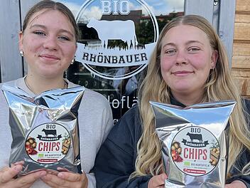 Hanna Schmitt (rechts) und Schwester Ella Schmitt (links) freuen sich &uuml;ber die ersten Chips aus ihren eigenen Kartoffeln.