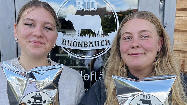 Hanna Schmitt (rechts) und Schwester Ella Schmitt (links) freuen sich &uuml;ber die ersten Chips aus ihren eigenen Kartoffeln.