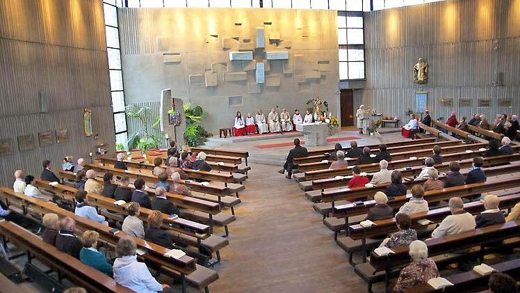 Ein Blick in die St. Elisabeth-Kirche in Garitz. Sie wurde vor 40 Jahren eingeweiht. Einige Sanierungsarbeiten stehen bevor.  Foto: Klaus Werner