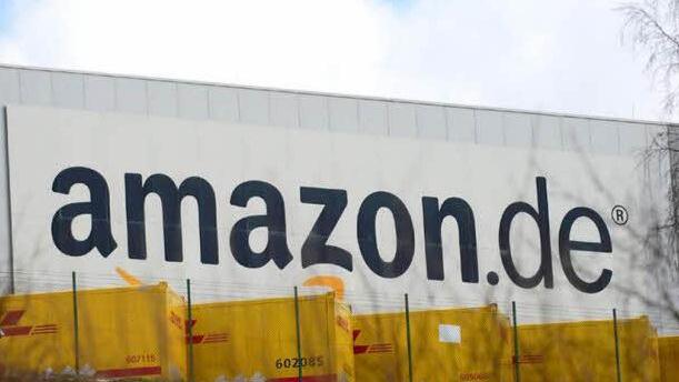 Amazon braucht für seine riesigen Logistikzentren vor allem eines: Platz! Die Bilder zeigen Außenaufnahmen des Standorts im hessischen Bad Hersfeld. Sie dienen als Lager- und Umschlagplatz der Ware, die im Internet bestellt und dann in alle Himmelsrichtungen verschickt wird.Foto: dpa