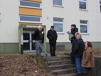 Wo Bürgermeister Robert Herrmann (Zweiter v.l. und Stadträte stehen, könnten ab Juni die ersten Asylbewerber durch den Flur gehen. "Sieht doch von außen noch ganz gut aus" befanden die Mitglieder des Bauausschusses zum neuen Wohnheim für Asylbewerber. Foto: Katharina Becht