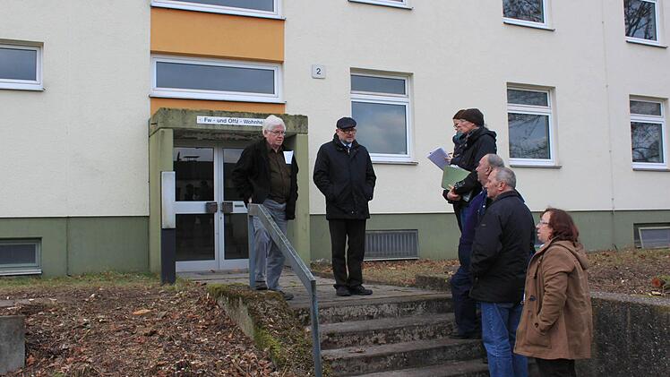 Wo Bürgermeister Robert Herrmann (Zweiter v.l. und Stadträte stehen, könnten ab Juni die ersten Asylbewerber durch den Flur gehen. "Sieht doch von außen noch ganz gut aus" befanden die Mitglieder des Bauausschusses zum neuen Wohnheim für Asylbewerber. Foto: Katharina Becht