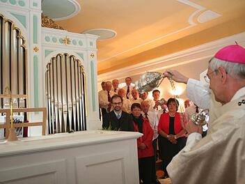 Erzbischof Ludwig Schick bei der Weihe der Orgel. Domorganist Markus Willinger (rechts neben der Orgel) ließ die Königin der Instrumente anschließend erklingen.  Fotos: Evi Seeger