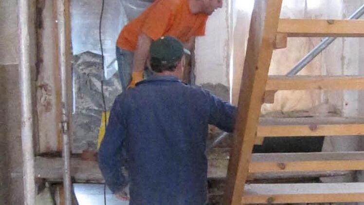 Bauherr Ralf und Onkel Josef überlegen, wie das Treppenhaus umgestaltet werden könnte.