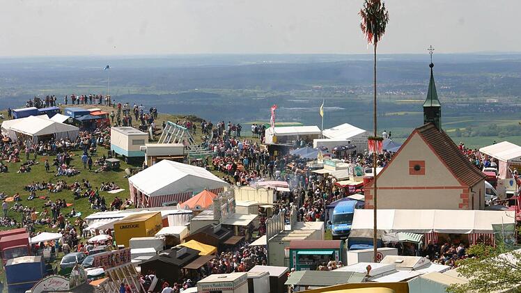 Volksfeststimmung auf dem Walberla  Foto: Löwisch
