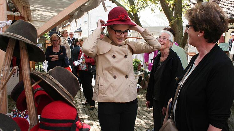 Hüte ziehen Frauen immer wieder an. Bei diesen aus Filz ist jeder ein handgemachtes Unikat. Foto: Evi Seeger