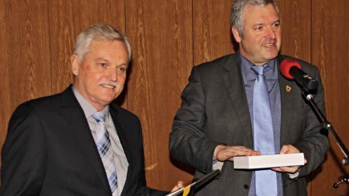 Kämmerer Klaus Ebert (links) wurde von Bürgermeister Jürgen Hennemann nach fast 40 Dienstjahren bei der Stadt Ebern in den Ruhestand verabschiedet.