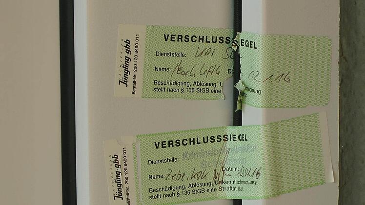 Die Tür des Hauses, in dem der Tatverdächtige gewohnt hat, ist polizeilich versiegelt. Foto: Christian Licha