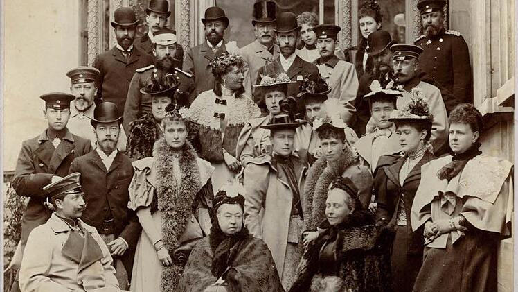 Das berühmte Uhlenhuth-Foto von der Fürstenhochzeit von 1894 in Coburg mit Queen Victoria, Kaiser Willhelm II., dem russischen Zaren... spricht für die wirkungsvolle dynastische Politik der Ernestiner.