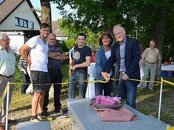 Die Vorsitzende des Obst- und Gartenbauvereins Münnerstadt, Luise Meyer-Bieber gab gemeinsam mit Bürgermeister Helmut Blank die Sitzbankgruppe am Verlobungstempel für die Öffentlichkeit frei. Foto: Björn Hein