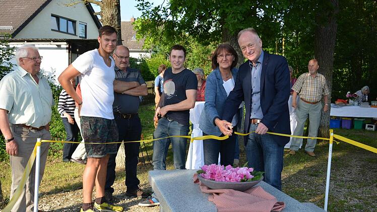 Die Vorsitzende des Obst- und Gartenbauvereins Münnerstadt, Luise Meyer-Bieber gab gemeinsam mit Bürgermeister Helmut Blank die Sitzbankgruppe am Verlobungstempel für die Öffentlichkeit frei. Foto: Björn Hein