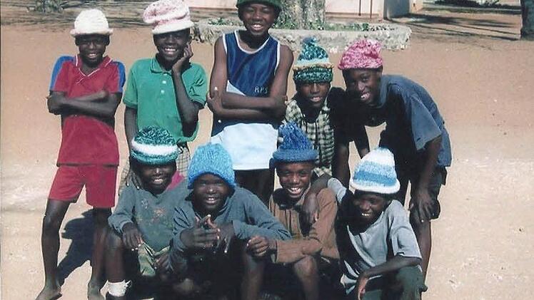 Viel Freude: Im Jahr 2016 gingen die Stricksachen aus Oerlenbach nach Namibia.  Foto: Repro/Heinrich Hackenberg
